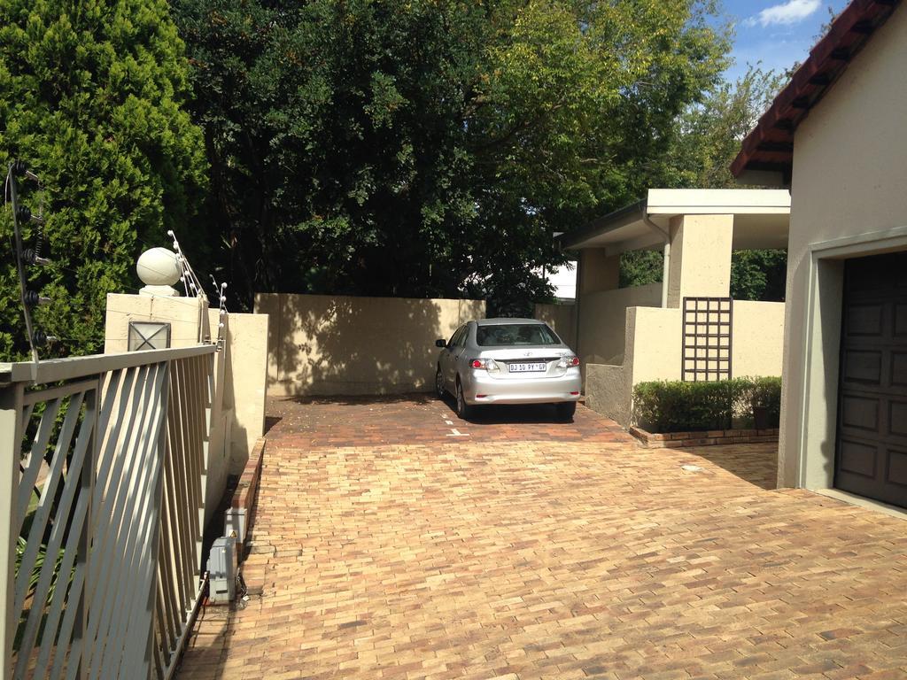 A Hundred Thousand Welcomes B&B Sandton Buitenkant foto